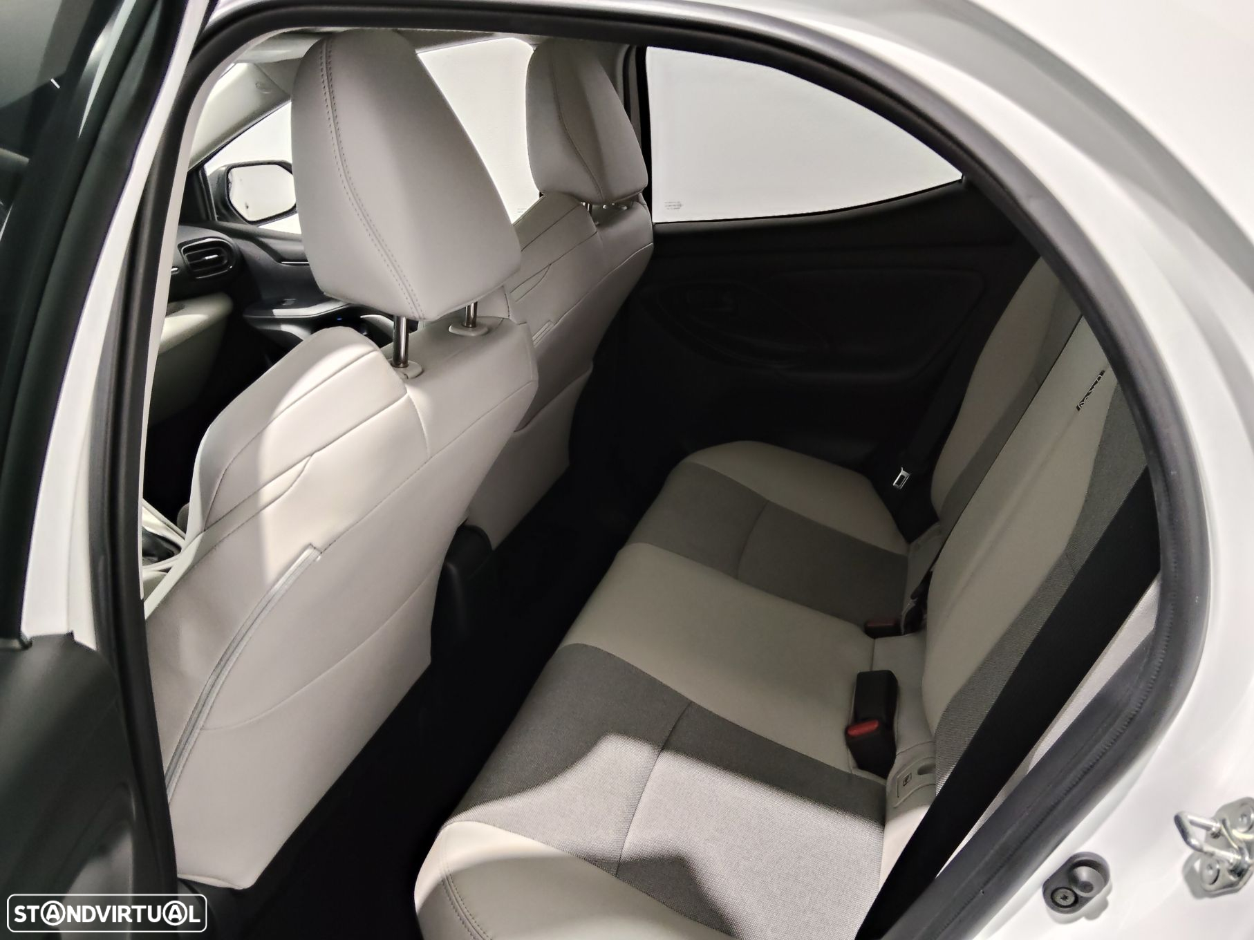 Toyota Yaris 1.5 HDF Luxury - 11