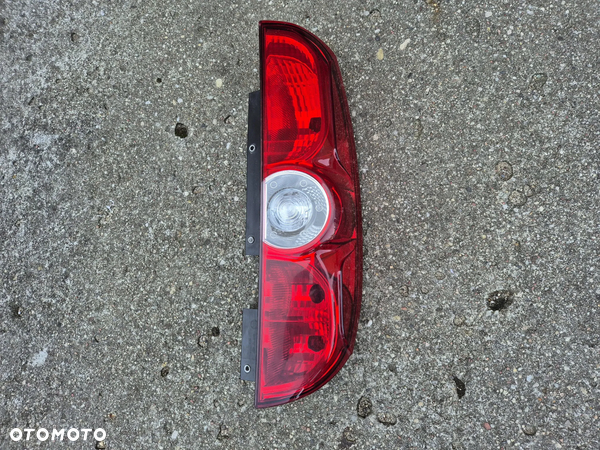Fiat Doblo II 10- lampa tylna prawa
