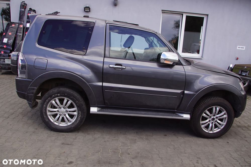 Auto na części 692106889 Mitsubishi Pajero IV 3.2 DID LIFT 4M41U 200KM 2014 krótki zderzak lampa felgi skrzynia silnik głowica deska amortyzator błotnik skrzynia wydech tłumik ćwiartka lampa klapa szyba tylna fotele - 1