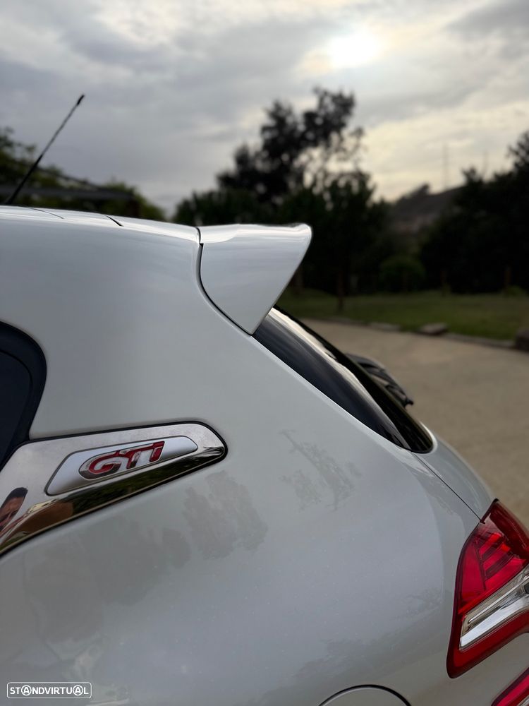 Peugeot 208 GTI 200 THP - 12