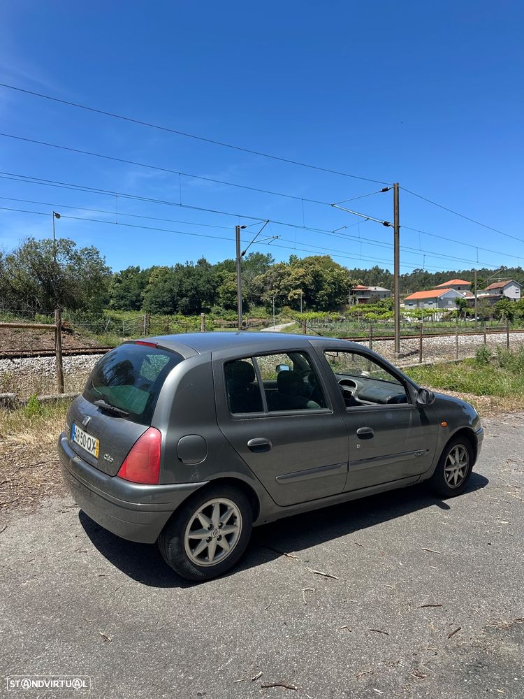 Renault Clio 1.9 DTi RXE - 2