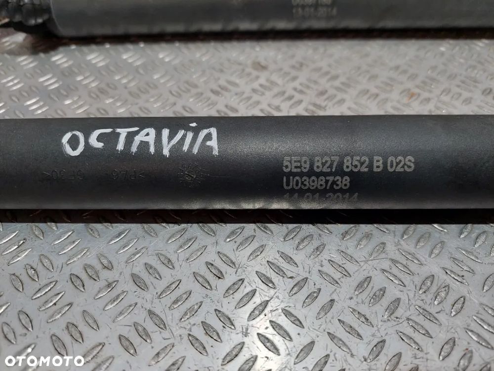 SIŁOWNIK KLAPY BAGAŻNIKA ELEKTRYCZNY LEWY, PRAWY SKODA OCTAVIA III R2014 NR 5E9827851B, 5E9827852B - 2