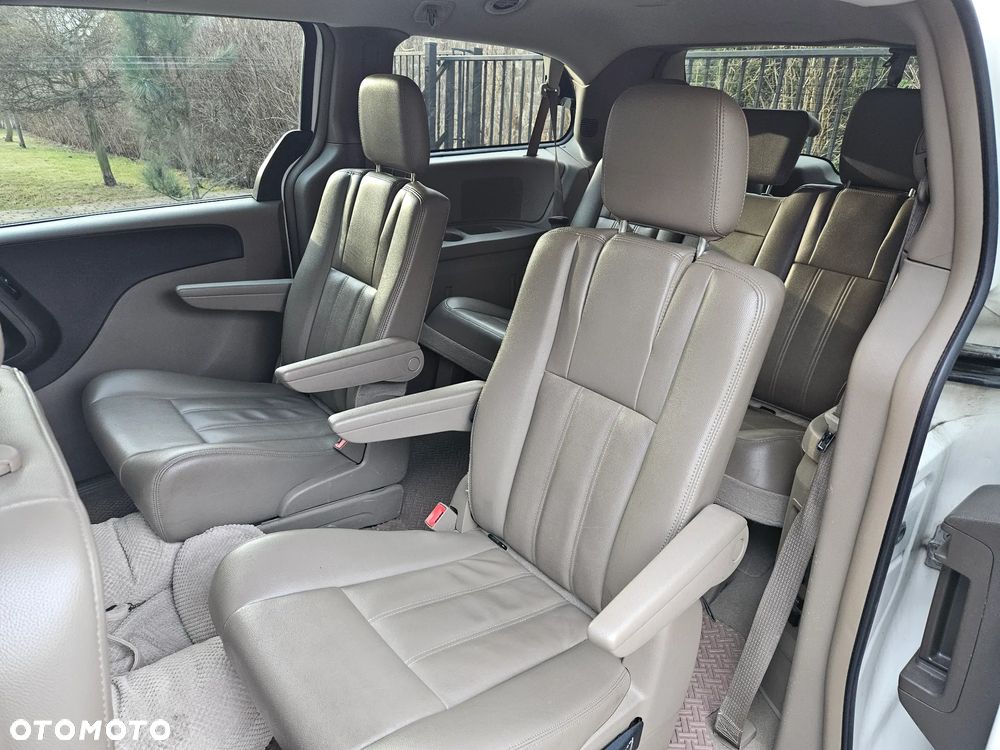 Chrysler Town & Country - 11