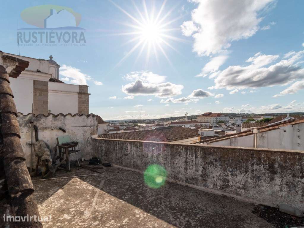 Prédio junto à Praça do Giraldo em Évora, nas arcadas medievais da ... - Grande imagem: 2/60