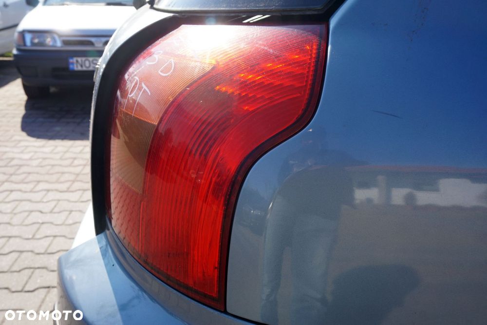 LAMPA TYLNA PRAWA COROLLA E12 3D HB  TOYOTA 2001-2004 - 3