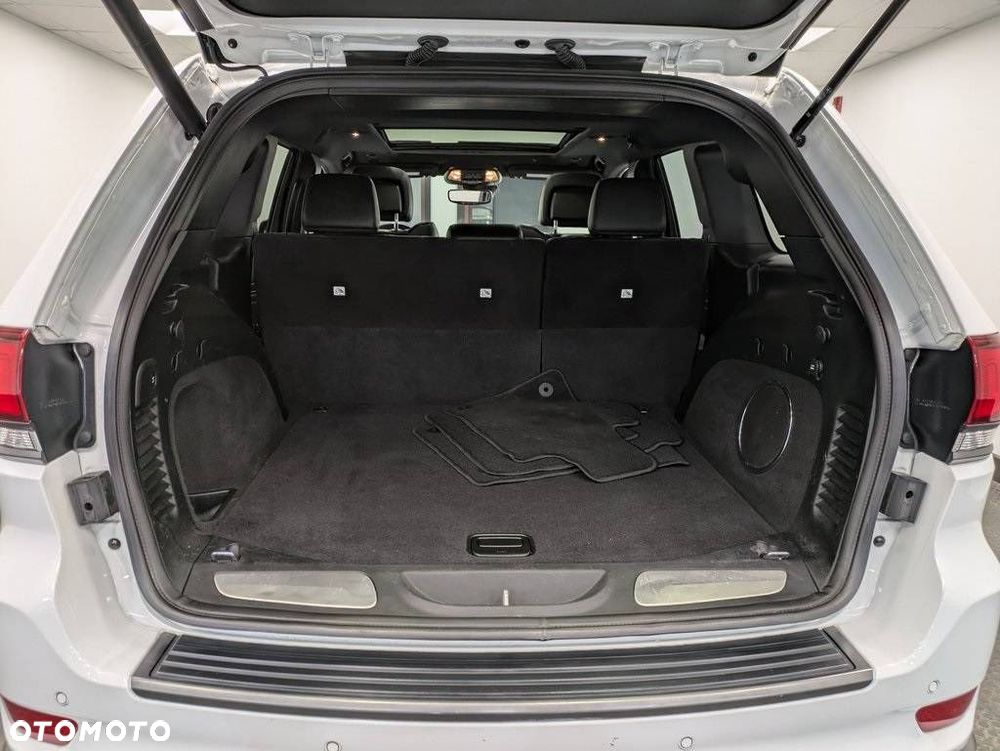 Jeep Grand Cherokee - 24