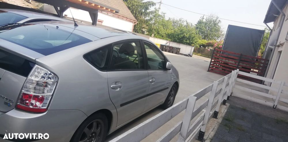 Toyota Prius - 4
