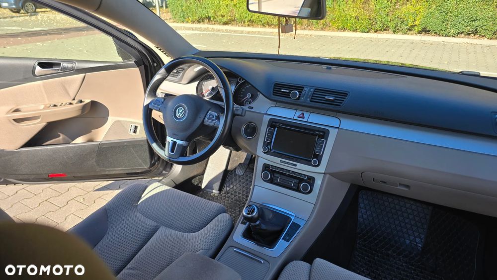 Volkswagen Passat - 12