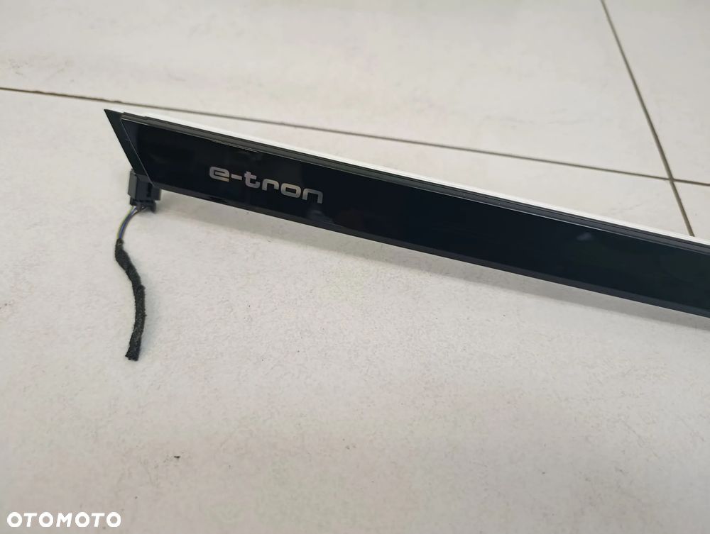 Listwa ozdobna dekor led deski konsoli eu Audi Q8 e-tron etron lift - 2