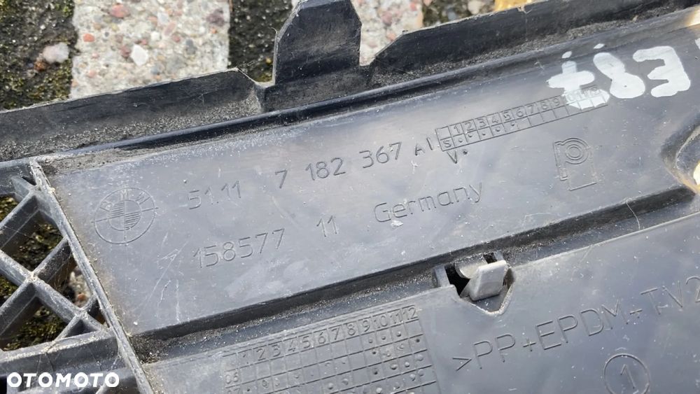 KRATKA ŚRODKOWA ZDERZAKA PRZÓD BMW E81 E87 7182367 - 2