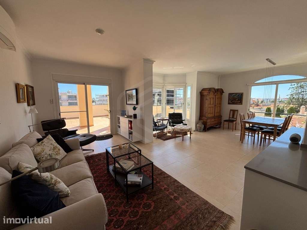 Apartamento T3 remodelado com terraço de 50m2 em Vilamoura, Algarve
