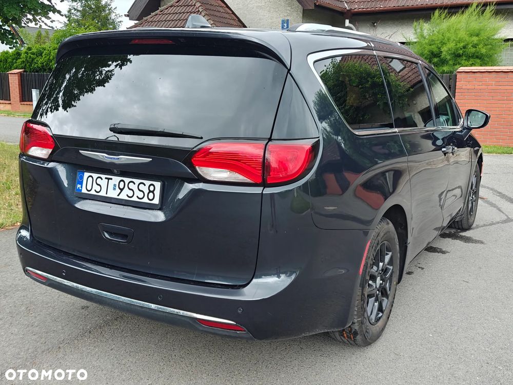 Chrysler Pacifica - 16