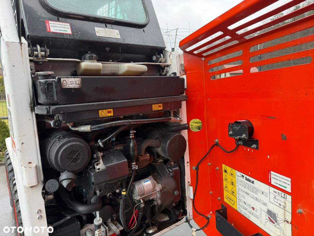 Bobcat S70 Mini-ładowarka 4x4 wózek terenowy. Łyżka widły. Kabina ogrzewana pełne szkło + drzwi ! aktualne serwisy DEKRA. Dokumentacja. silnik Kubota 3cyl. Maszyna Jak Nowa z Salonu! Pochodzi z Norweskiego Gospodarstwa! 2019 rok 715 mtg! Zero luzów i wycieków. Bardzo mocna i wydajna maszyna o małych gabarytach! Wąskie koła. Idealna do stajni. OKAZJA TANIO - 9