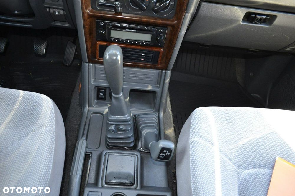 Mitsubishi Pajero - 28