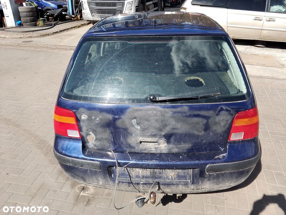 Volkswagen Golf IV (97-06r.) 1.6B 104KM. Silnik ATN,  AUS,  AZD,  BCB Skrzynia ERT,  DLP,  DNZ,  DRZ,  CZB,  DUS,  DUU,  DUV  lakier LB5N.Cały na części. GWARANCJA !!! Przód Tył Zestaw Komplet Drzwi Klapa Zderzak Błotnik Maska Grill Atrapa Szyba Pas Lampa Lusterko Boczki Fotel Kanapa Kokpit Deska Rozdzielcza Przełącznik Włącznik Sterownik Przewody Wiązka Instalacja Moduł Komputer Czujnik Listwa Pompa Alternator Wtryski Głowica Rozrusznik Kompresor Sprzęgło Dwumas Silnik Skrzynia ABS Klimatyzacji Paliwa Wspomagania Kolektor Turbina Przepustnica Zawór Chłodnica Koło Hak Belka Sanki Zawieszenie Mcpherson Półoś Amortyzator Wydech Tłumik Zacisk Most - 5