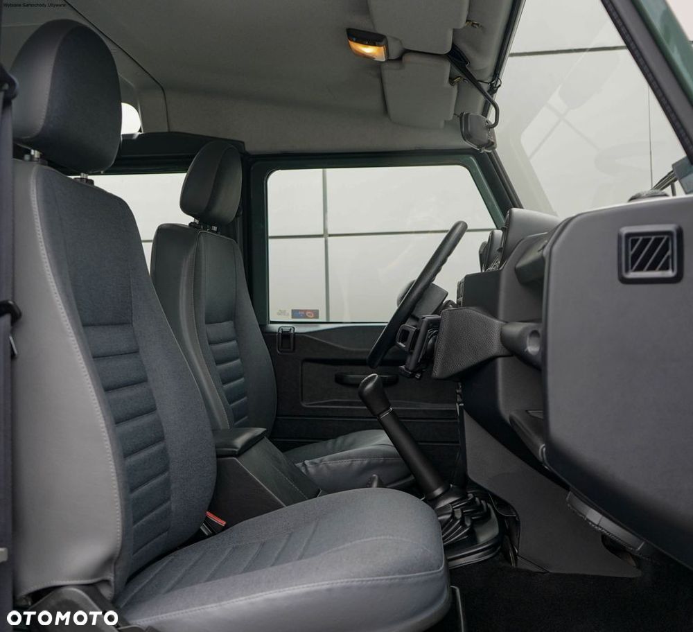 Land Rover Defender - 32