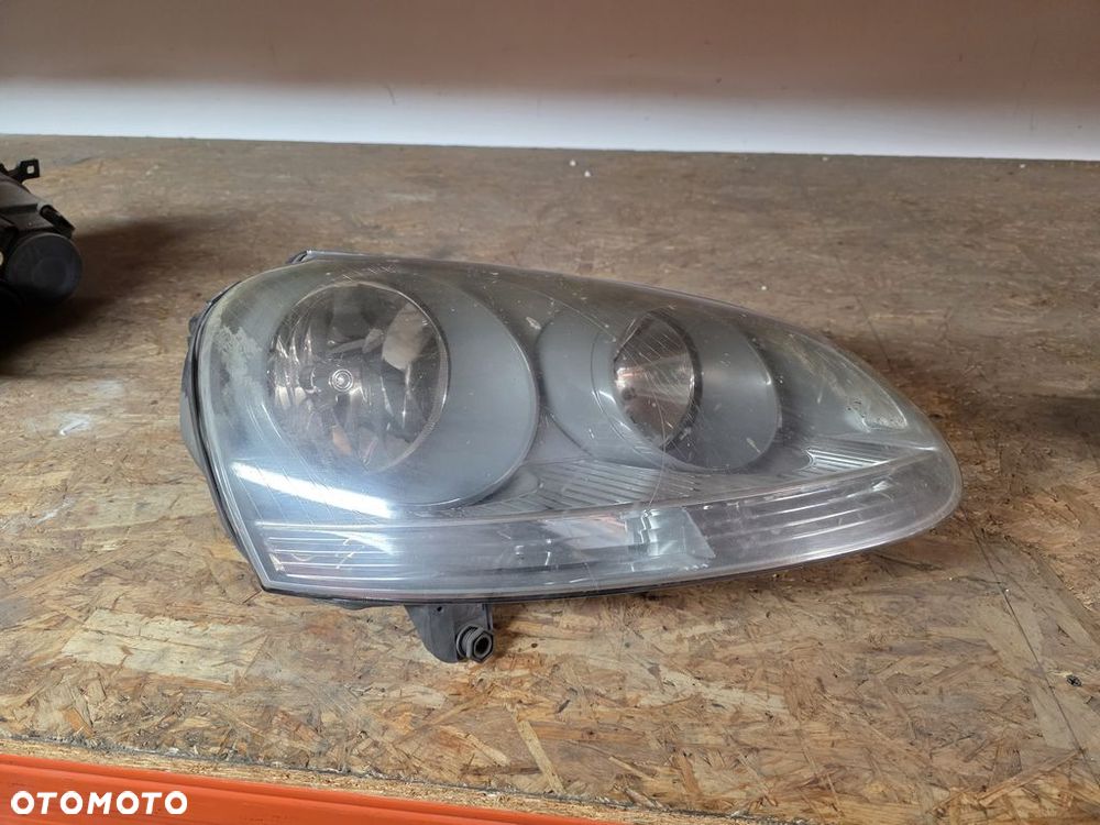 VOLKSWAGEN GOLF 5 V  LAMPA PRAWY PRZÓD REFLEKTOR 1K6941006E ANGLIK - 1