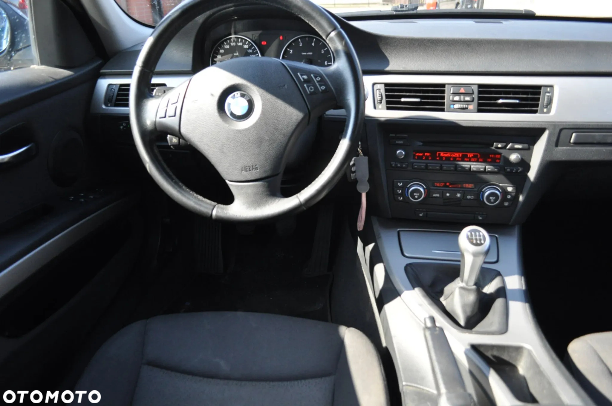 BMW Seria 3 318i Touring - 11