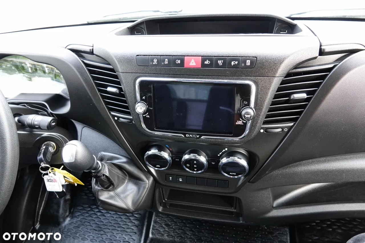 Iveco DAILY 3,0 D / KONTENER / 2021 ROK / BLIŹNIAK / WINDA 750 KG / SPROWADZONY / PO KONTRAKCIE SERWISOWYM / - 29