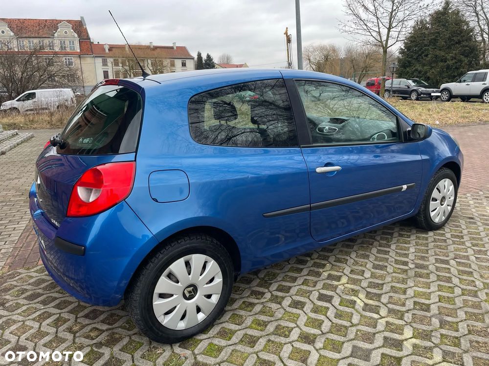 Renault Clio 2006 photo 2