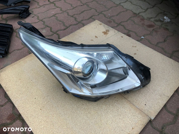 LAMPA PRAWA REFLEKTOR TOYOTA AVENSIS T27 09-
