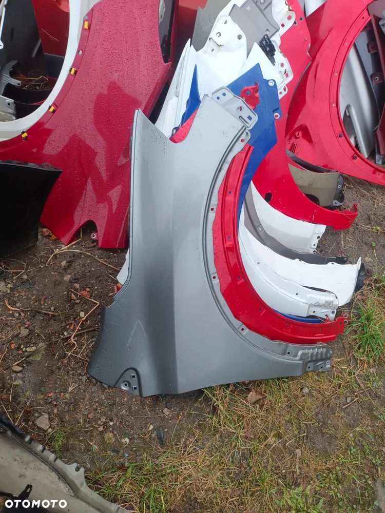 SUZUKI S CROSS Lift BŁOTNIK PRAWY przód