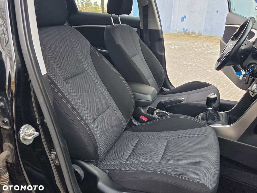 Hyundai i30 blue Kombi 1.6 CRDi Style - 29