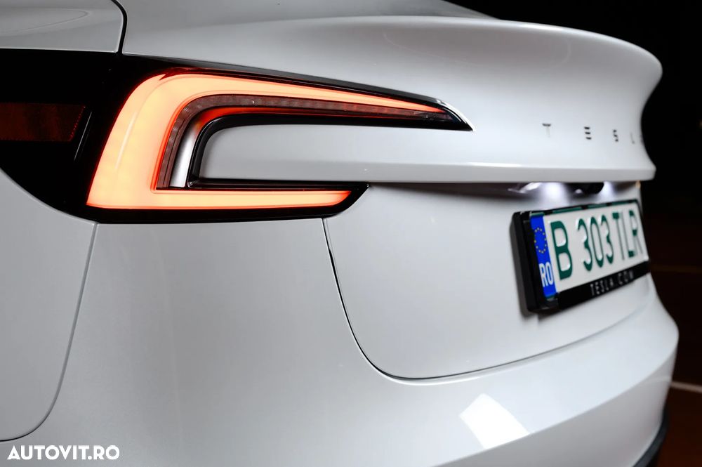 Tesla Model 3 - 8