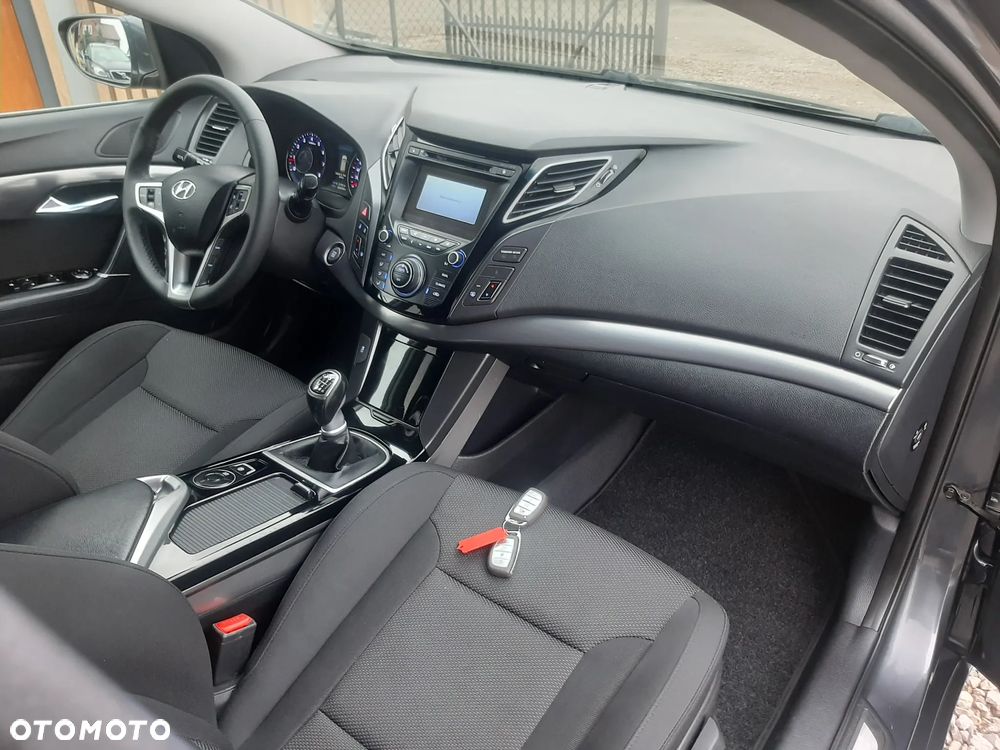 Hyundai i40 Kombi blue 1.6 Family - 17