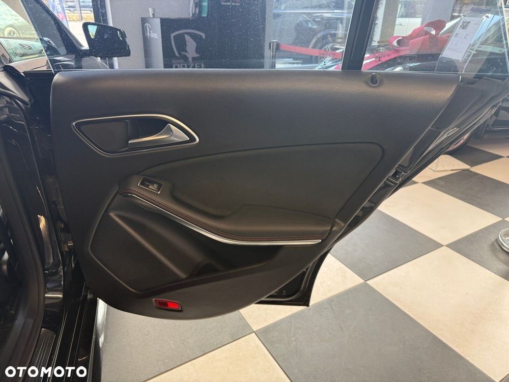 Mercedes-Benz CLA - 12