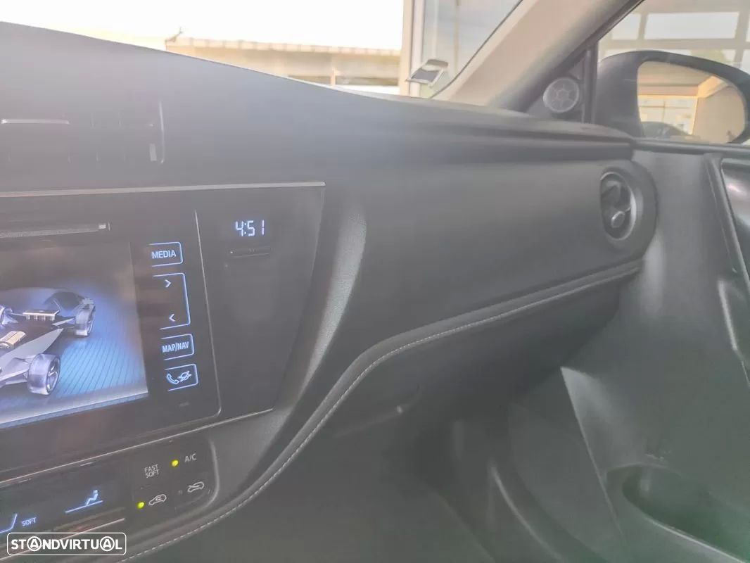 Toyota Auris Touring Sports 1.8 HSD Comfort+P.Sport - 33