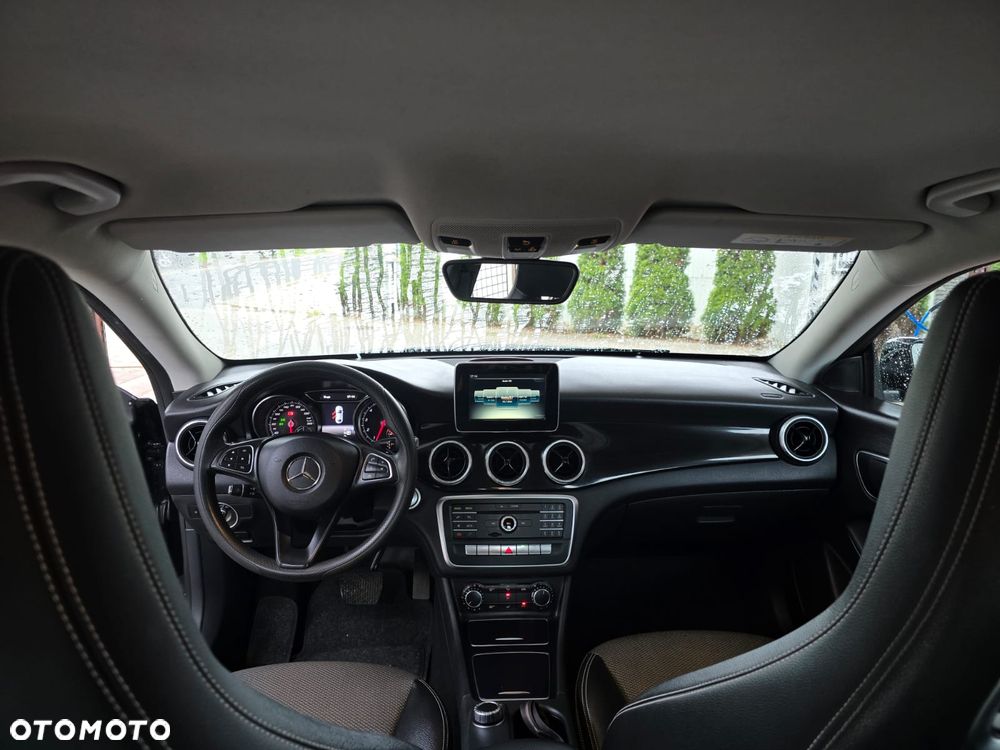Mercedes-Benz CLA 180 7G-DCT - 10
