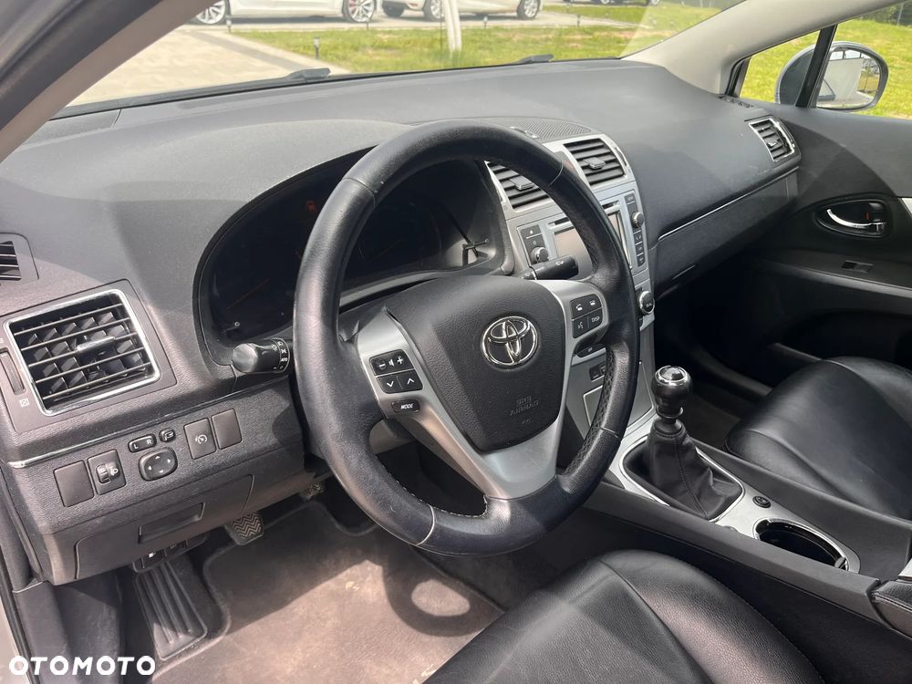 Toyota Avensis 1.6 Premium - 12