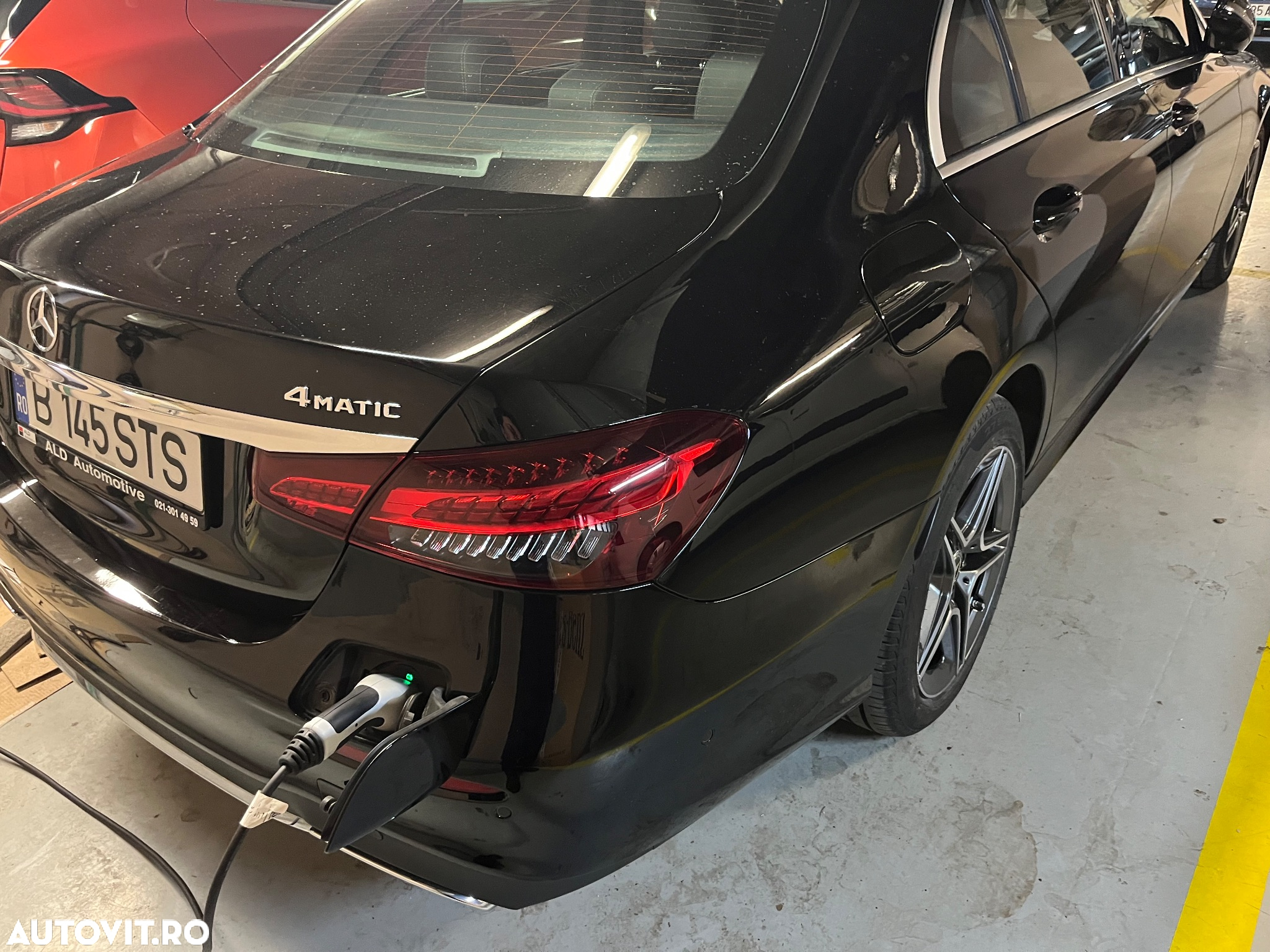 Mercedes-Benz E 300 4MATIC Aut. - 32