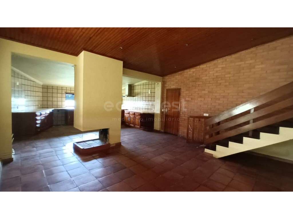 Moradia T3 com logradouro a 5 min do centro da Batalha. - Grande imagem: 3/27