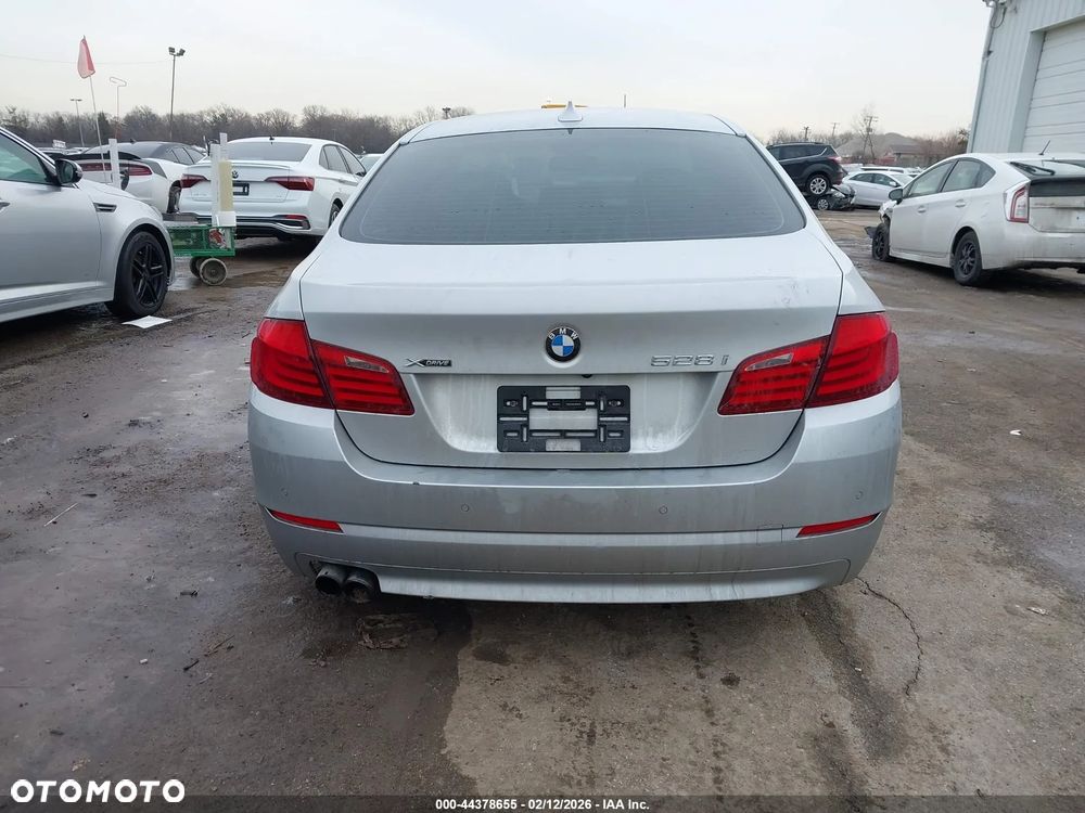 BMW Seria 5 528i xDrive - 14