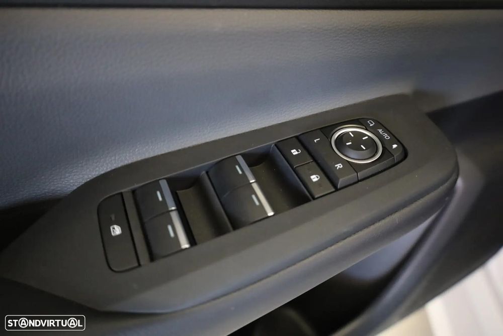 Toyota Prius 2.0 Plug-in Luxury - 43