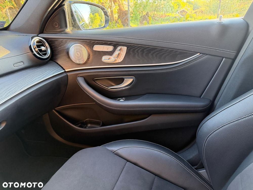 Mercedes-Benz Klasa E 220 d 4-Matic 9G-TRONIC - 24