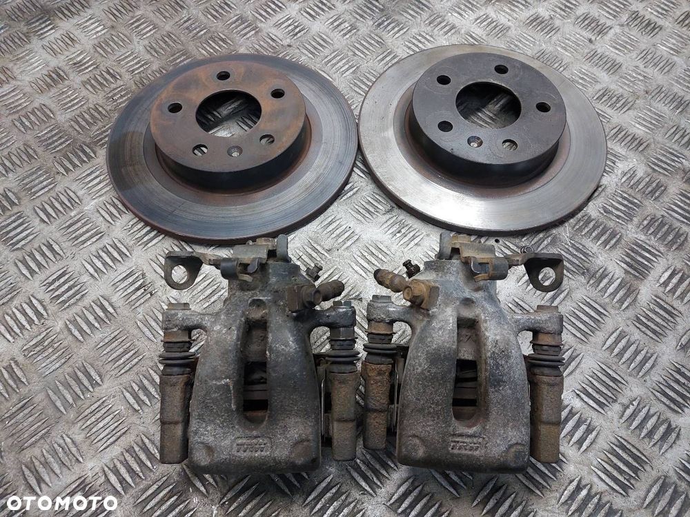 TARCZE HAMULCOWE TYŁ + KLOCKI + ZACISKI OPEL ZAFIRA B ASTRA H - 1