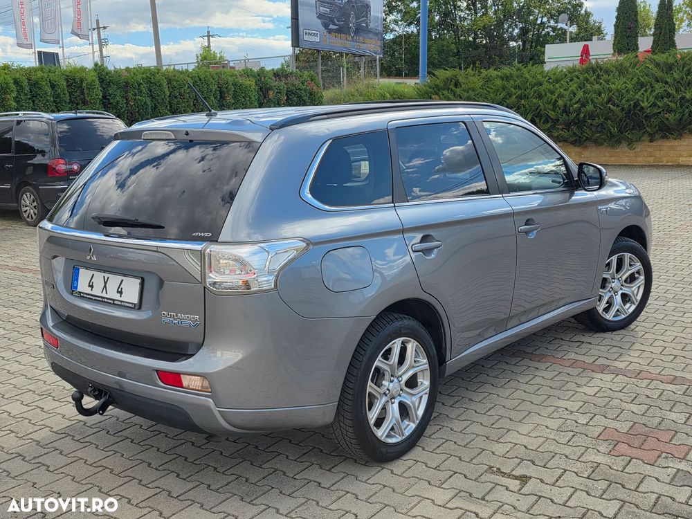Mitsubishi Outlander 2.0 4WD Plug-In Hybrid Top - 36