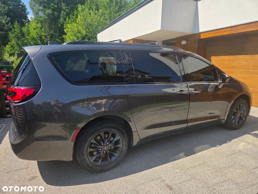Chrysler Pacifica - 4