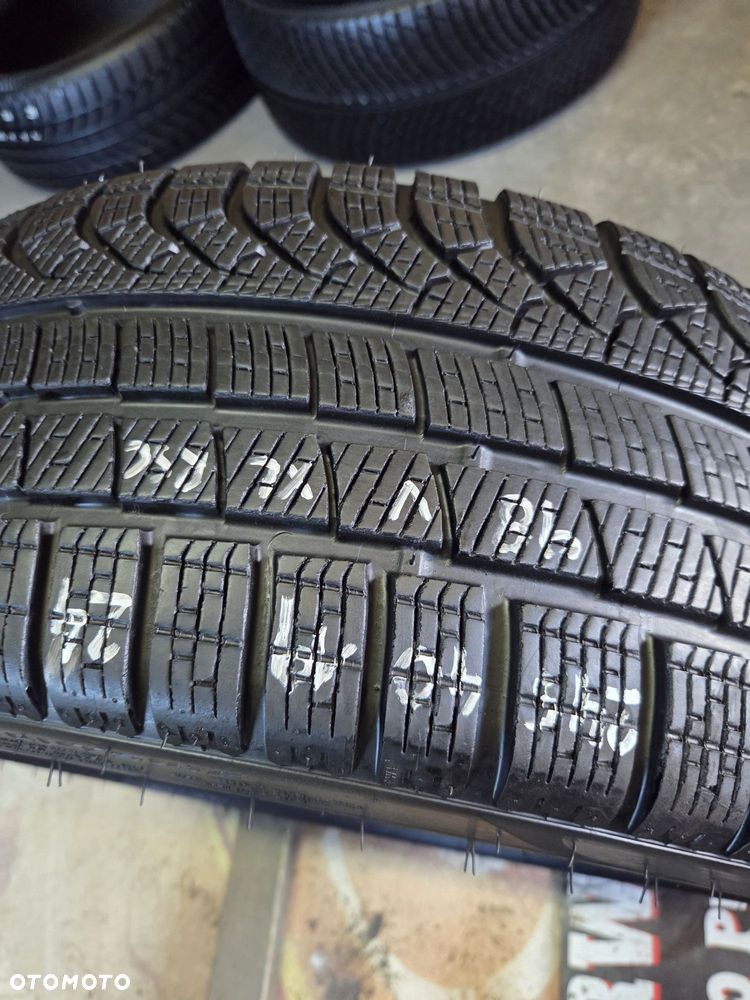 opona używana 245/40R19 Pirelli Winter PZERO TM * RSC Runflat - 2