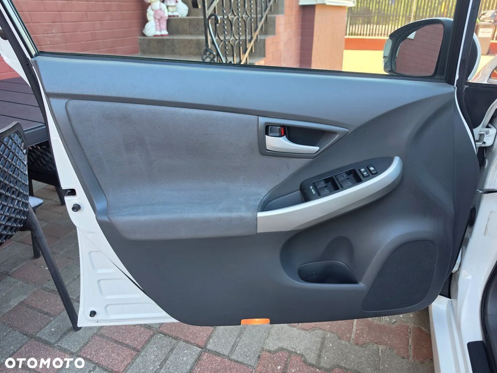 Toyota Prius (Hybrid) - 25