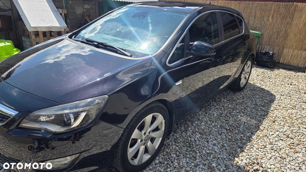 Opel Astra 2010 photo 2