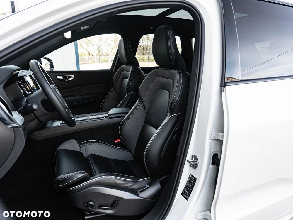 Volvo XC 60 B4 B Plus Dark - 25