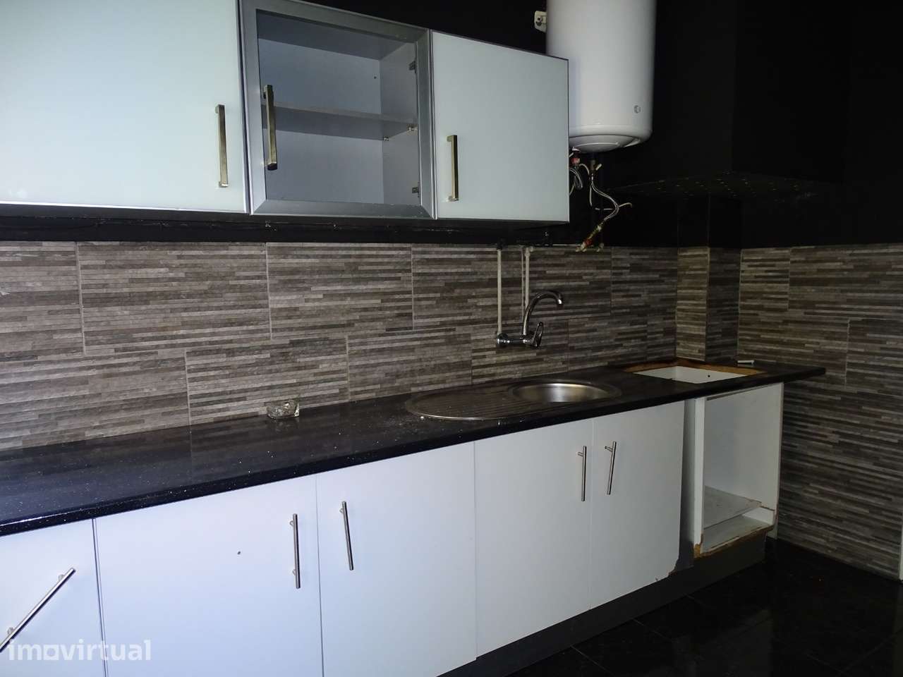 Apartamento T2 junto à Praça Velasquez para Restauro - Grande imagem: 4/23