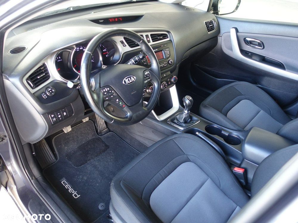 Kia Ceed - 11