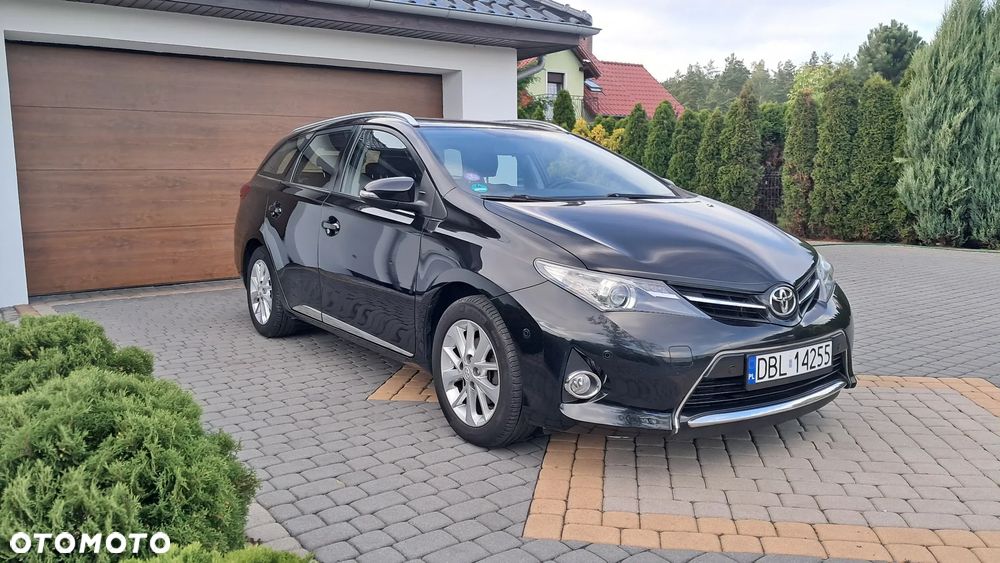 Toyota Auris 1.6 Valvematic Executive - 1