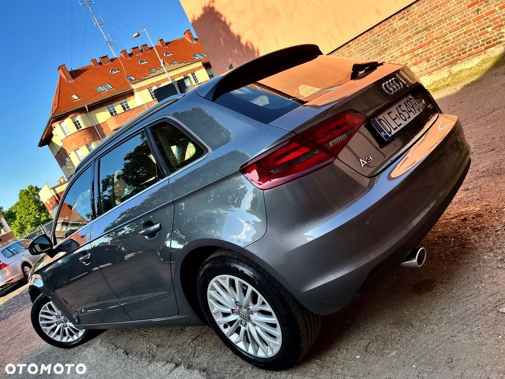Audi A3 Sportback 1.6 TDI DPF S tronic Ambiente - 4