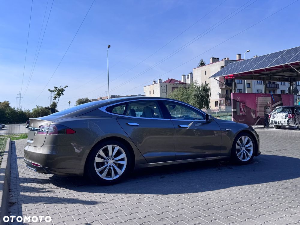 Tesla Model S - 8